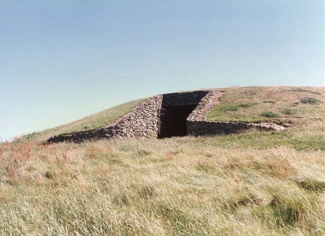 barclodiad-y-gawres-tomb.jpg